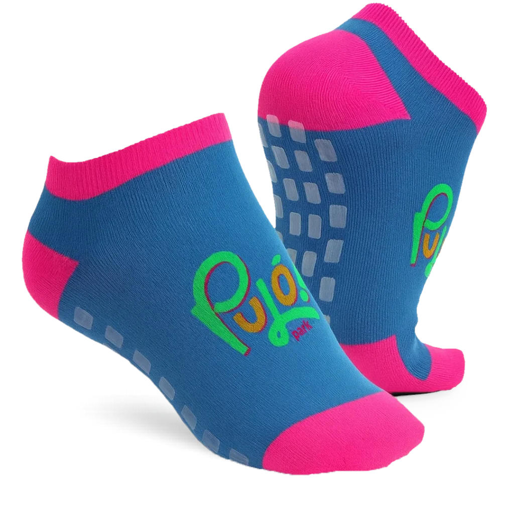 Modelo ideal de meias antiderrapantes para trampolim: com quadrados emborrachados brancos ou transparentes na sola.